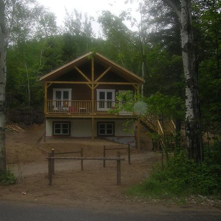 Chalet Des Noisetiers Tadoussac Exterior photo