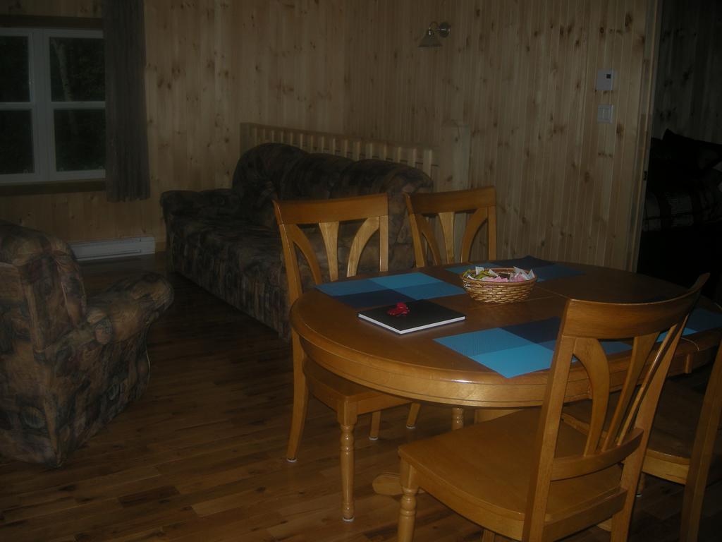 Chalet Des Noisetiers Tadoussac Exterior photo
