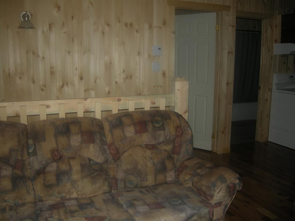 Chalet Des Noisetiers Tadoussac Exterior photo