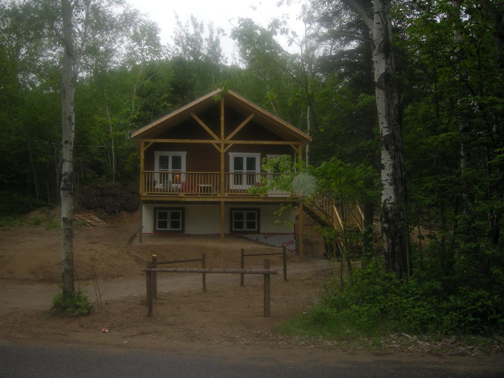 Chalet Des Noisetiers Tadoussac Exterior photo
