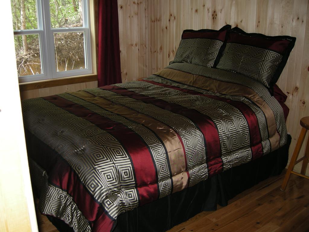 Chalet Des Noisetiers Tadoussac Room photo