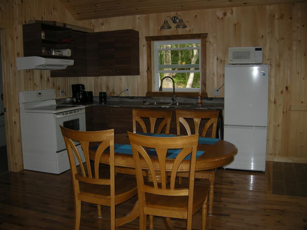 Chalet Des Noisetiers Tadoussac Room photo
