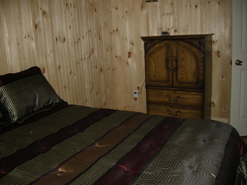 Chalet Des Noisetiers Tadoussac Room photo