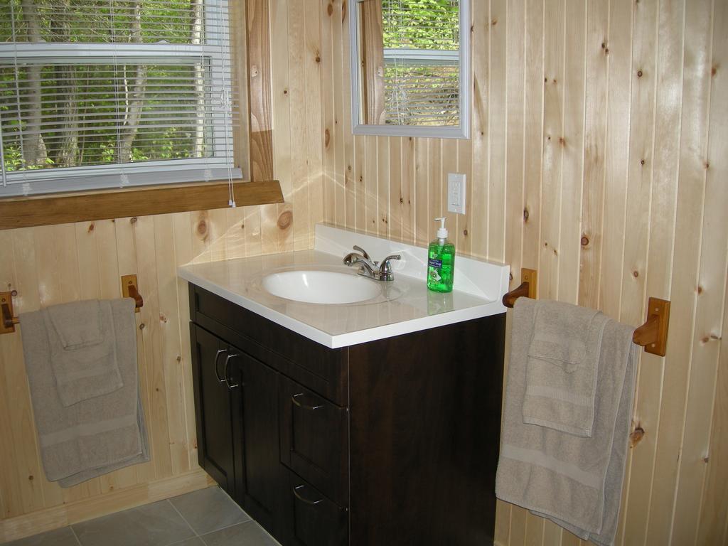 Chalet Des Noisetiers Tadoussac Room photo
